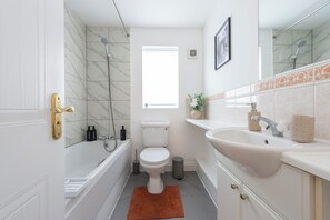 Bruser, hårtørrer, håndklæder, Sæbe