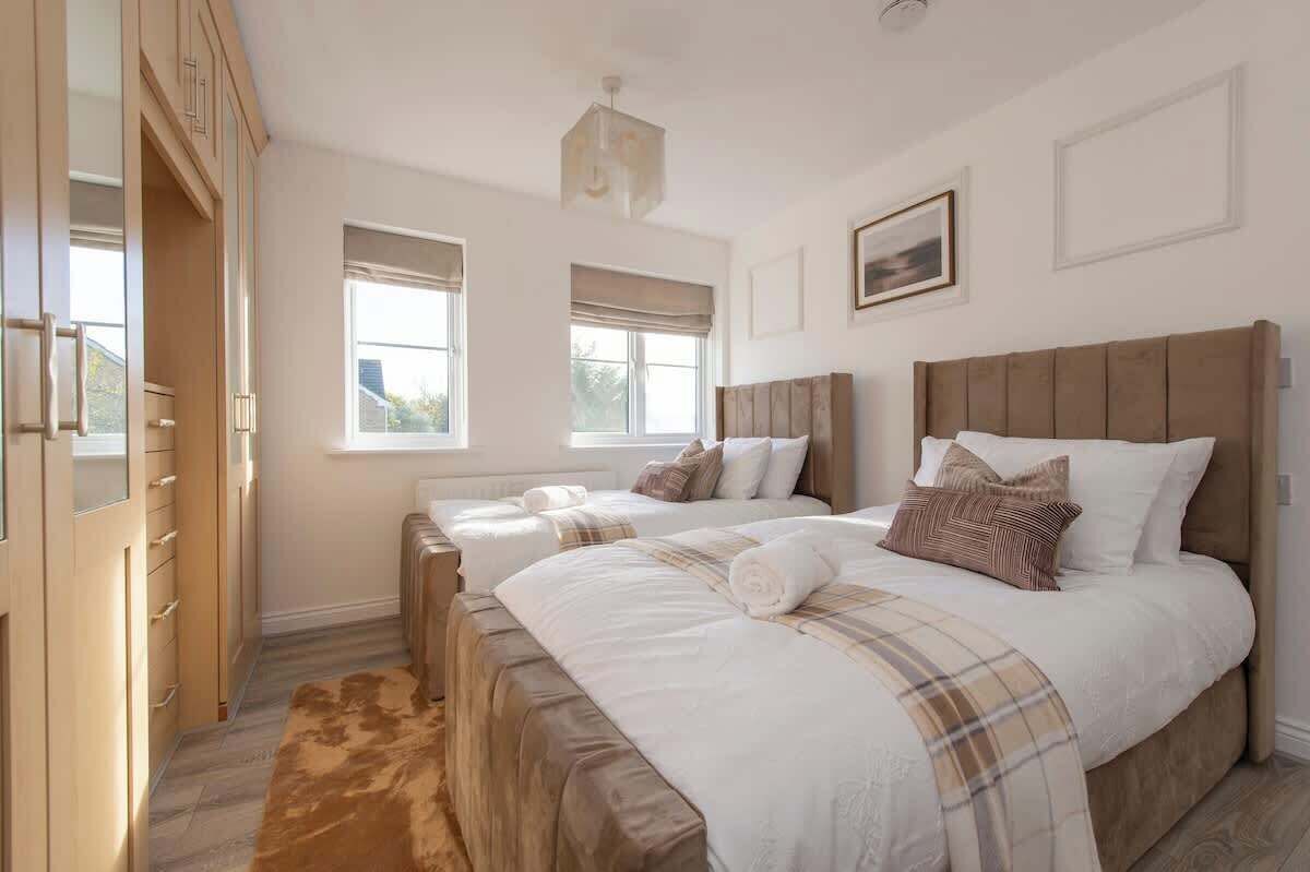 4 bedrooms, desk, iron/ironing board, travel cot