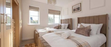4 bedrooms, desk, iron/ironing board, travel cot