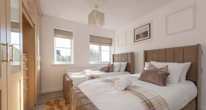 Modern 5BR * Game Room * Free Parking * Sleeps 10