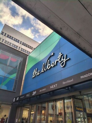 En bygning med et stort skilt der viser 'the liberty' og et skilt for 'Riverisland'.
