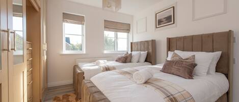 5 bedrooms, iron/ironing board, WiFi, bed sheets