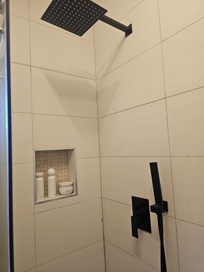 Serviettes fournies, savon, papier toilette