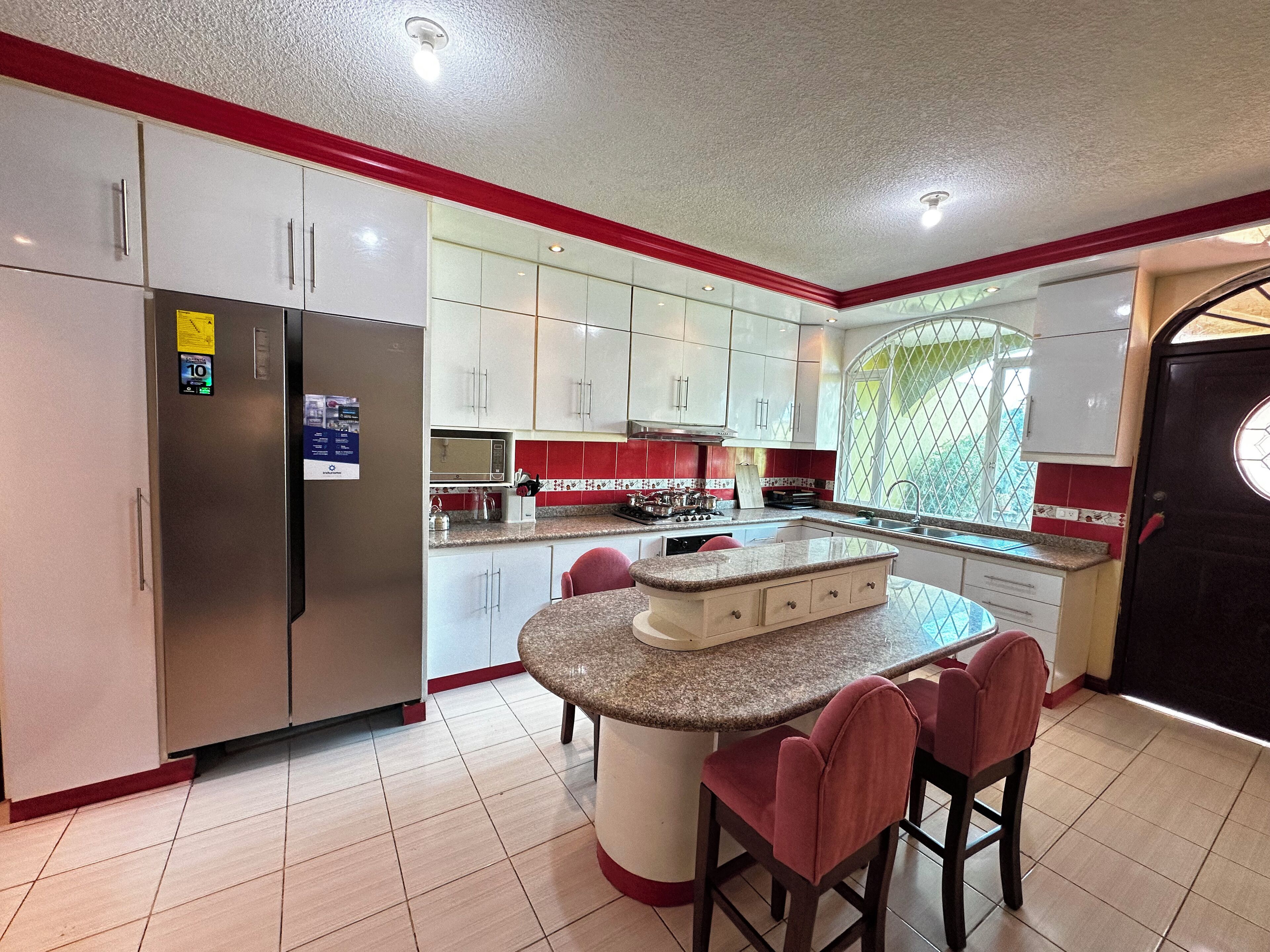 雪櫃、微波爐、焗爐、爐具