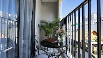 Zimmer, Balkon | Badezimmer | Duschwanne, kostenlose Toilettenartikel, Haartrockner, Hausschuhe