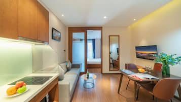 Kamar, balkon | Dapur pribadi | Lemari es, microwave, kompor, dan peralatan masak/sendok-piring