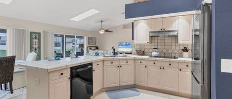 Refrigerador, microondas, horno, placa de cocina