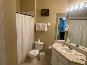 Hair dryer, towels, toilet paper - Orlando Condo 6428: Your 5-Star Family Getaway (Orlando)