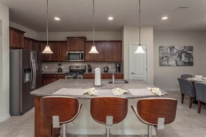 Kylskåp, mikrovågsugn, ugn och spishäll