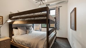 2 chambres, fer et planche à repasser, lit parapluie, Wi-Fi gratuit