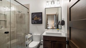 Douche, sèche-cheveux, serviettes fournies, savon