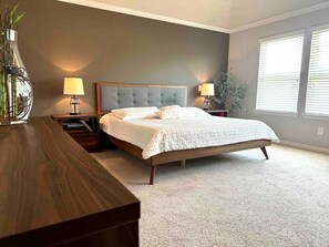 4 habitaciones, escritorio, tabla de planchar con plancha y wifi