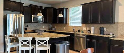 Réfrigérateur, four à micro-ondes, un four, surface de cuisson