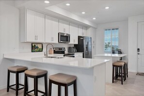 Kjøleskap, mikrobølgeovn, ovn og kokeplater