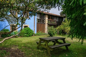 Outdoor dining - Country House 'Suite Alfar' with Private Terrace, Private Garden and Wi-Fi (Asturias)