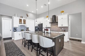 Fridge, microwave, oven, stovetop - Charming Villa 5901: Pool + Spa by Charlotte Harbor (Charlotte County)