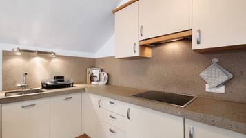 Refrigerador, parrilla de estufa, lavavajillas y cafetera y tetera