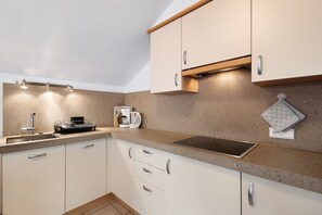 冷蔵庫、コンロ、食器洗い機、コーヒー / ティーメーカー