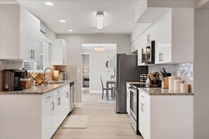 Geladeira, micro-ondas, fogão, cooktop