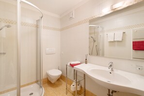 Douche, sèche-cheveux, serviettes fournies