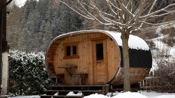 A wooden cabin with a curved roof, a small door, and a window. - Apartment 'Loderhof Blumenwiese' with Mountain View, Shared Garden & Wi-Fi (Sand in Taufers)