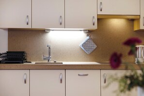 Kjøleskap, kokeplater, oppvaskmaskin og kaffetrakter/tekoker