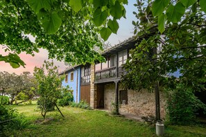 Exterior - Studio Apartment 'Suite Galería' with Private Terrace, Private Garden and Wi-Fi (Asturias)