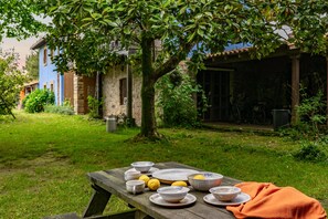 Outdoor dining - Studio Apartment 'Suite Galería' with Private Terrace, Private Garden and Wi-Fi (Asturias)