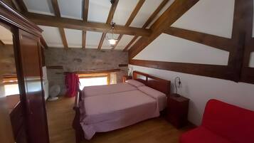 1 slaapkamer, een strijkplank/strijkijzer, gratis wifi, beddengoed