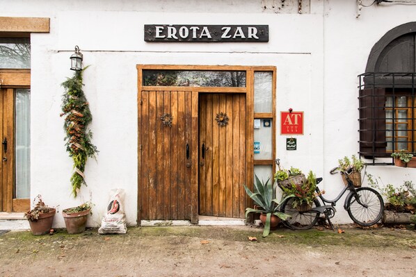 تفاصيل الفندق من الخارج