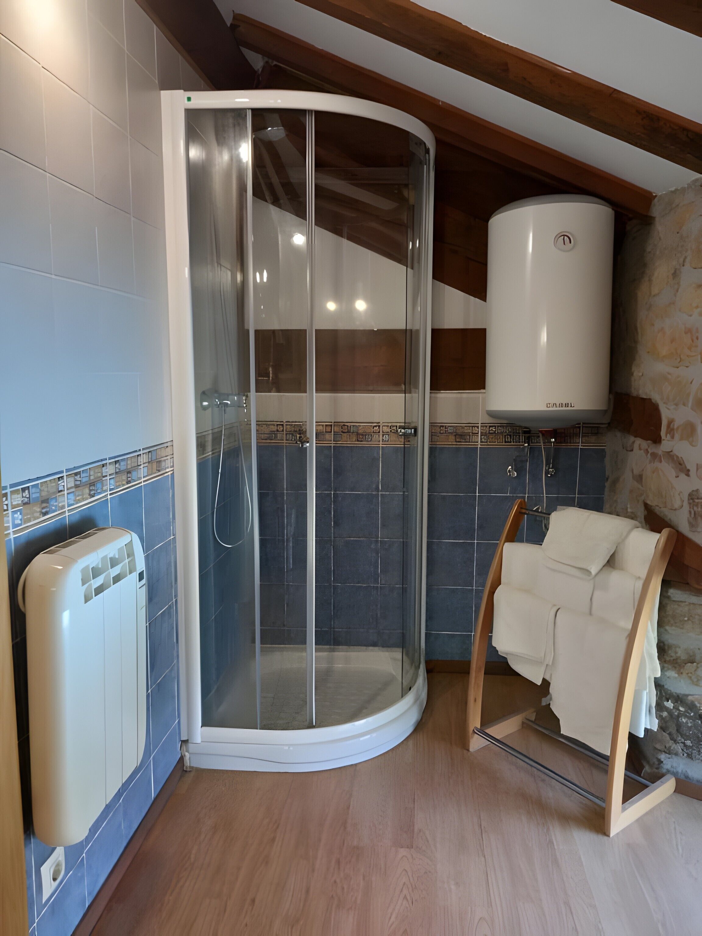 Een douche, een haardroger, handdoeken