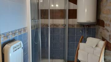 Een douche, een haardroger, handdoeken
