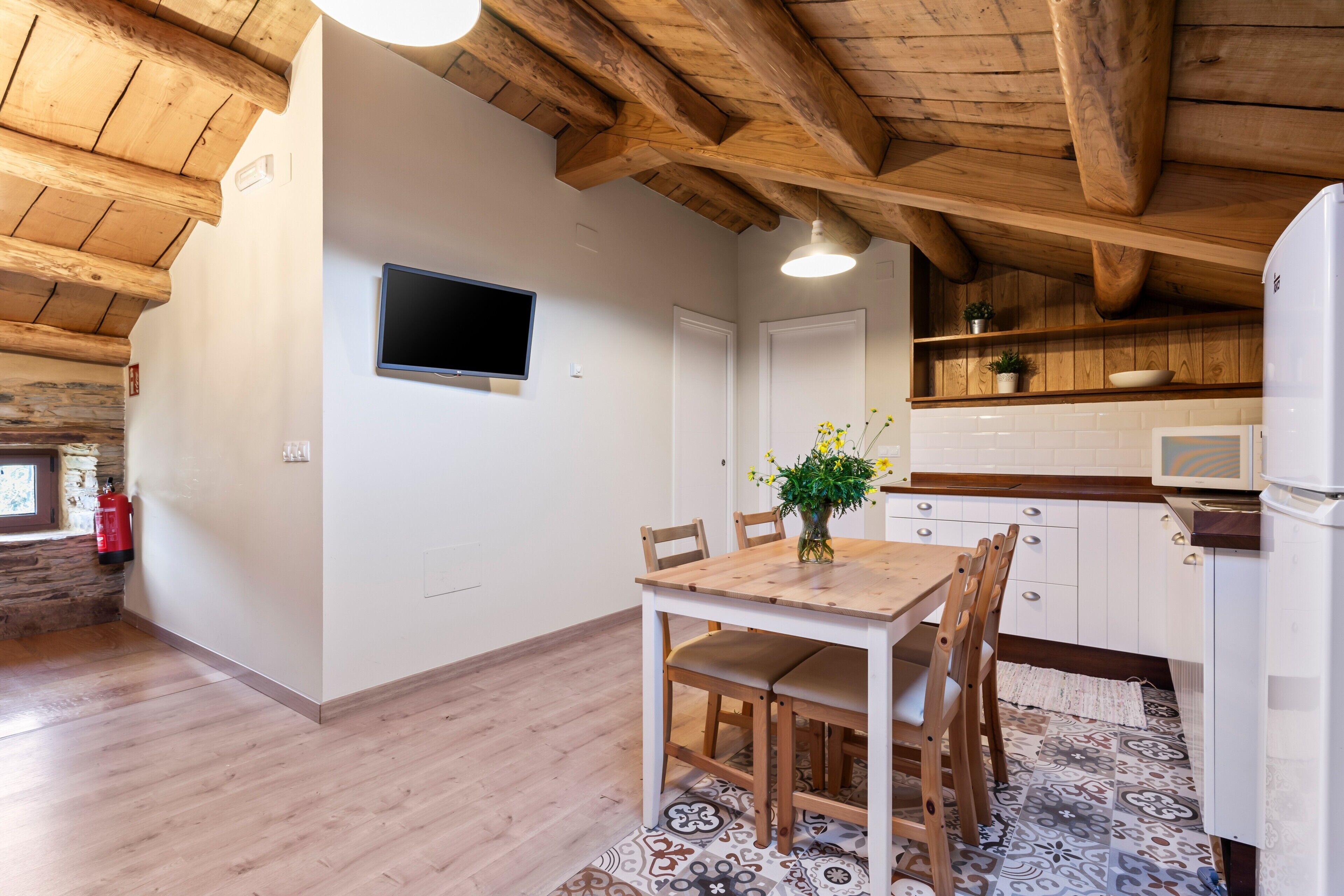 Kylskåp, mikrovågsugn, kaffe- och tebryggare och grytor/köksredskap