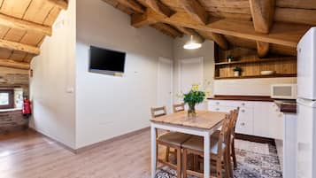 Jääkaappi, mikroaaltouuni, kahvin-/teenkeitin