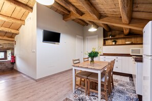 Kylskåp, mikrovågsugn, kaffe- och tebryggare och grytor/köksredskap