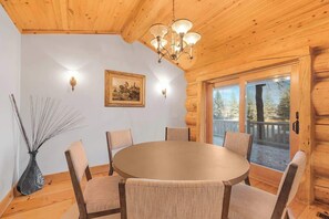 Dining - South Fork Retreat. Private Luxury Log Cabin w/AC (Swan Valley)