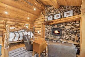 Interior - South Fork Retreat. Private Luxury Log Cabin w/AC (Swan Valley)