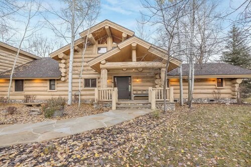 South Fork Retreat. Private Luxury Log Cabin w/AC