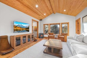 Smart TV, chimenea, videojuegos y oficina 