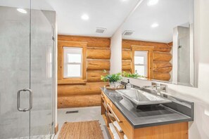 Shower, hair dryer, towels, soap - South Fork Retreat. Private Luxury Log Cabin w/AC (Swan Valley)