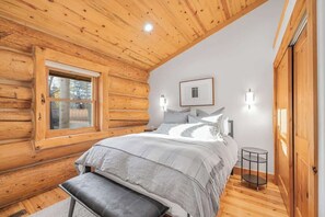 5 bedrooms, iron/ironing board, travel cot, WiFi - South Fork Retreat. Private Luxury Log Cabin w/AC (Swan Valley)