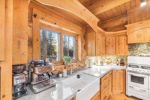 Fridge, microwave, oven, stovetop - South Fork Retreat. Private Luxury Log Cabin w/AC (Swan Valley)