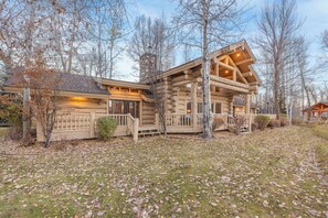 Exterior - South Fork Retreat. Private Luxury 5-bedroom cabin w/ Private river access (Swan Valley)