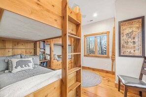 6 bedrooms, iron/ironing board, travel cot, WiFi - South Fork Retreat. Private Luxury Log Cabin w/AC (Swan Valley)
