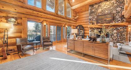 South Fork Retreat. Private Luxury 6-bedroom cabin w/AC and Private pond.