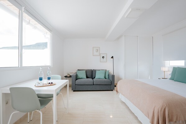 Tabla de planchar con plancha, wifi gratis y ropa de cama