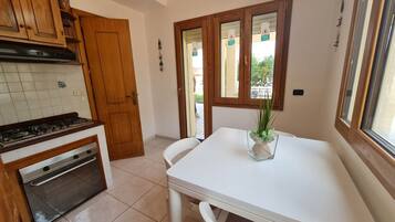 KĂŒhlschrank, Ofen, Herdplatte, Wasserkocher mit Kaffee-/Teezubehör