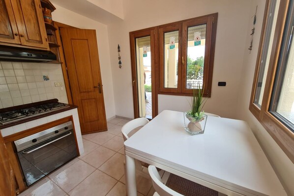 Fridge, oven, stovetop, coffee/tea maker