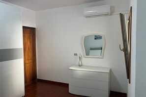 Interior - Garden near the beach (PIEDIGROTTA GARDEN) (Pizzo)
