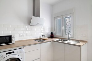 Fridge, microwave, stovetop, dishwasher - Studio Apartment 'Apartamentos Maria' with Wi-Fi and Air Conditioning (Vejer de la Frontera)